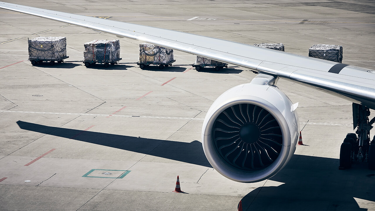 Vista de carga a punto de ser transportada en un avión