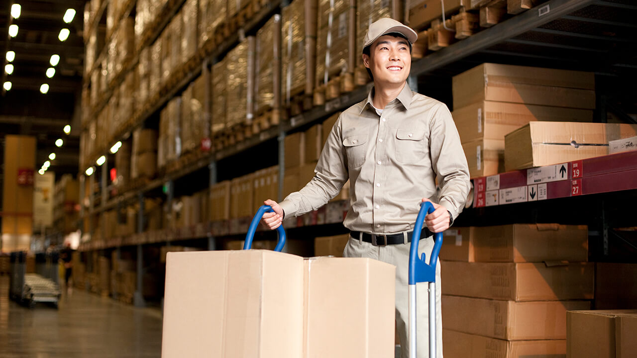 Trabajador logístico chino en instalaciones de mercancía