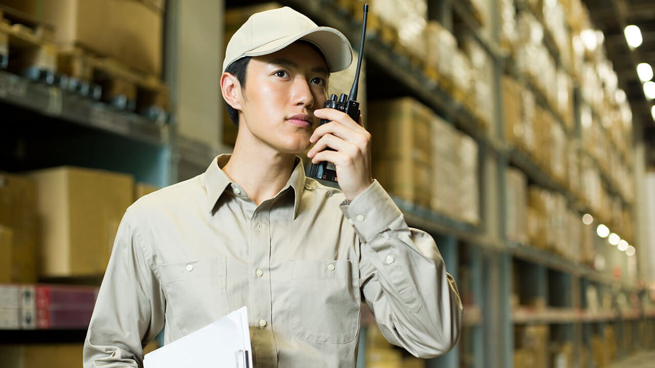 Trabajador logístico realizando inspección de calidad