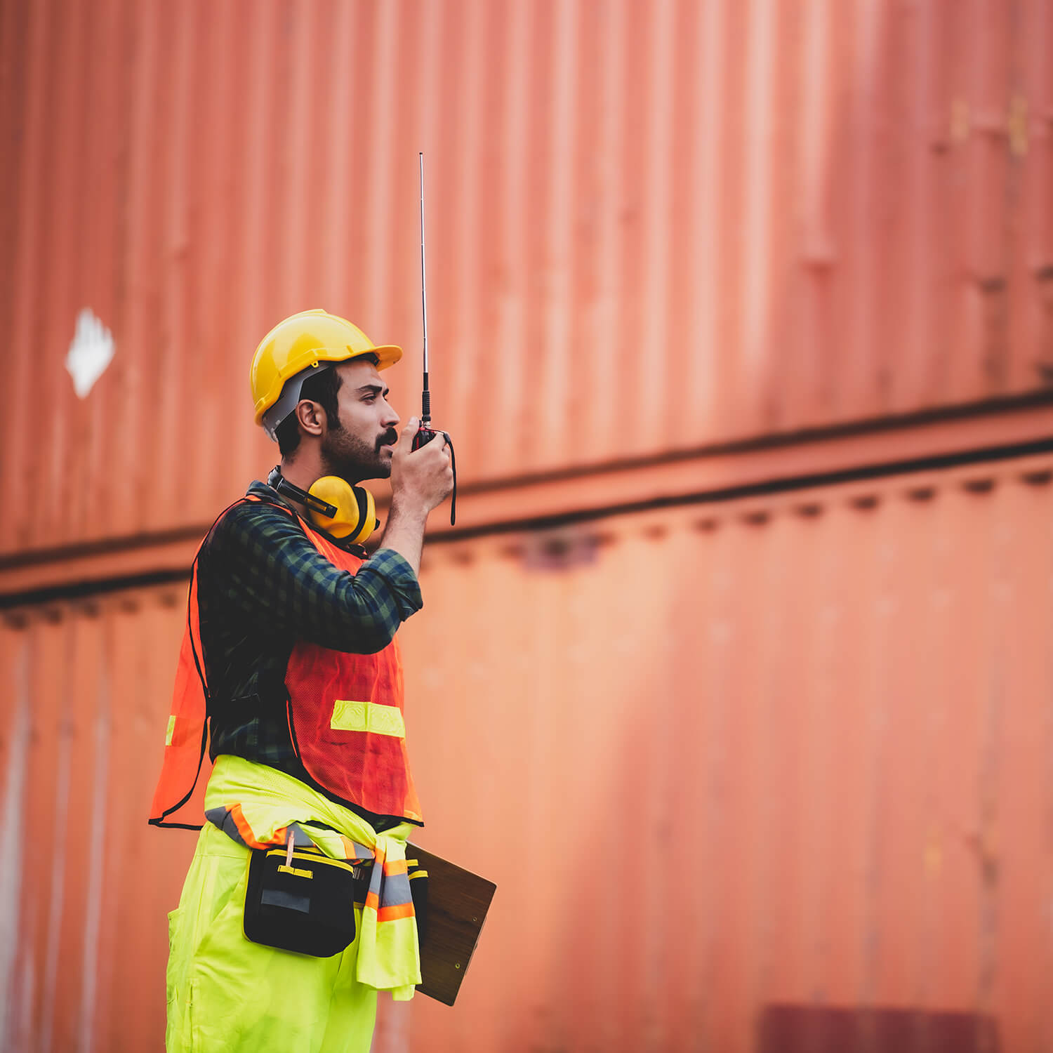 Trabajador de logística comunicándose por radio