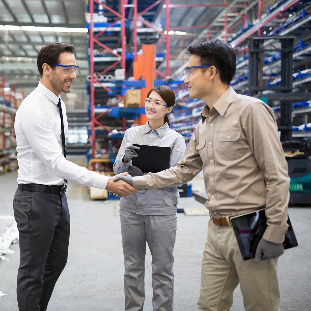 Saludo entre equipo de logística en China y un cliente